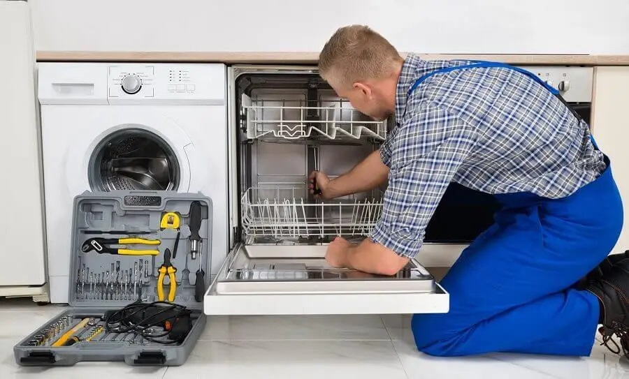 Torbalı Daikin servisi teknisyen ekibi beyaz eşya tamiri yaparken